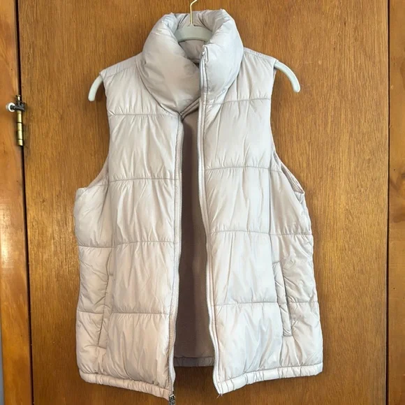 Old Navy Cream Puffer Vest Sz M - Picture 8 of 11